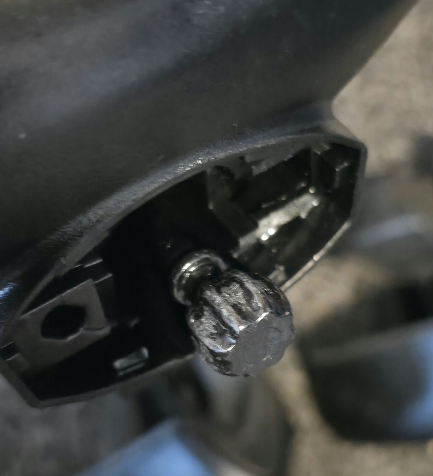 Stopy Thule 757 Rapid System uszkodzone