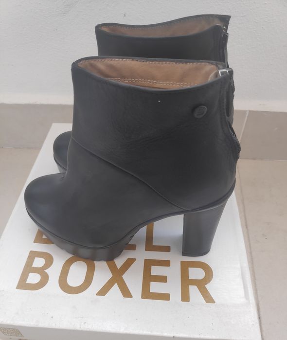 Botins pretos de senhora de pele