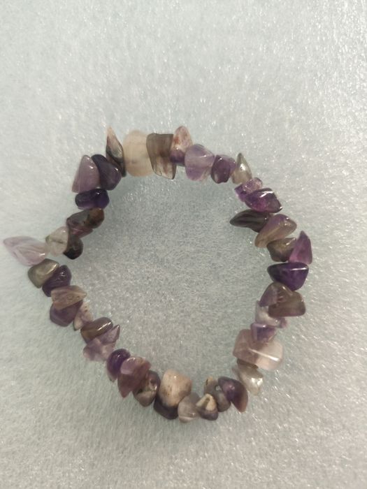 Pulseira de gemas ametistas.