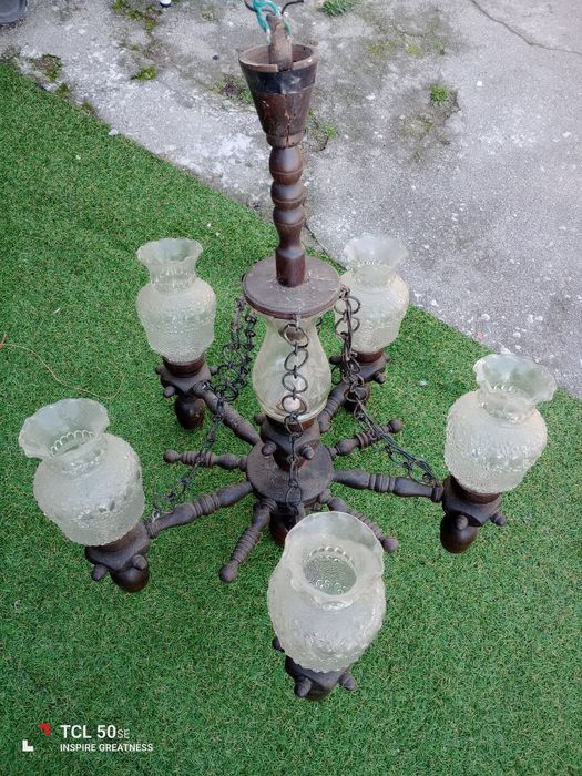 Candeeiro de teto muito antigo com seis globos.