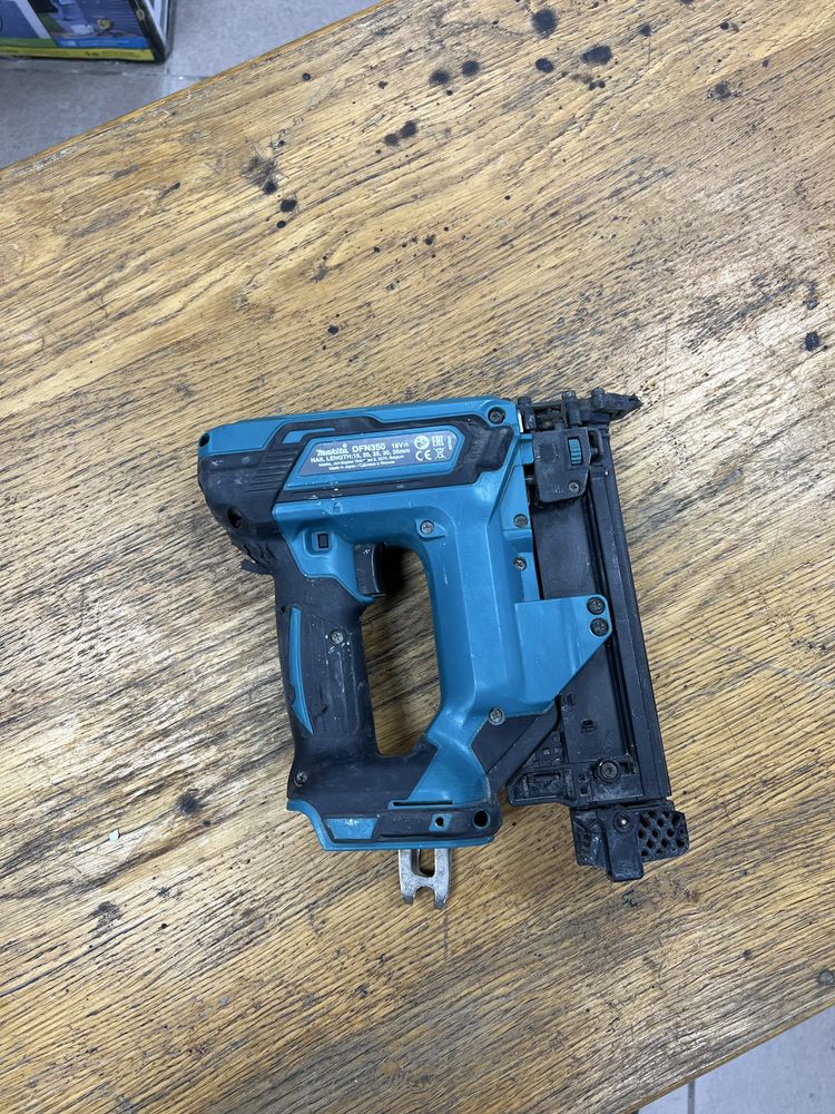 Аккумуляторный гвоздозабивной пистолет Makita LXT DFN350Z