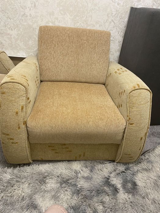 Два мʼякі крісла в вітальню