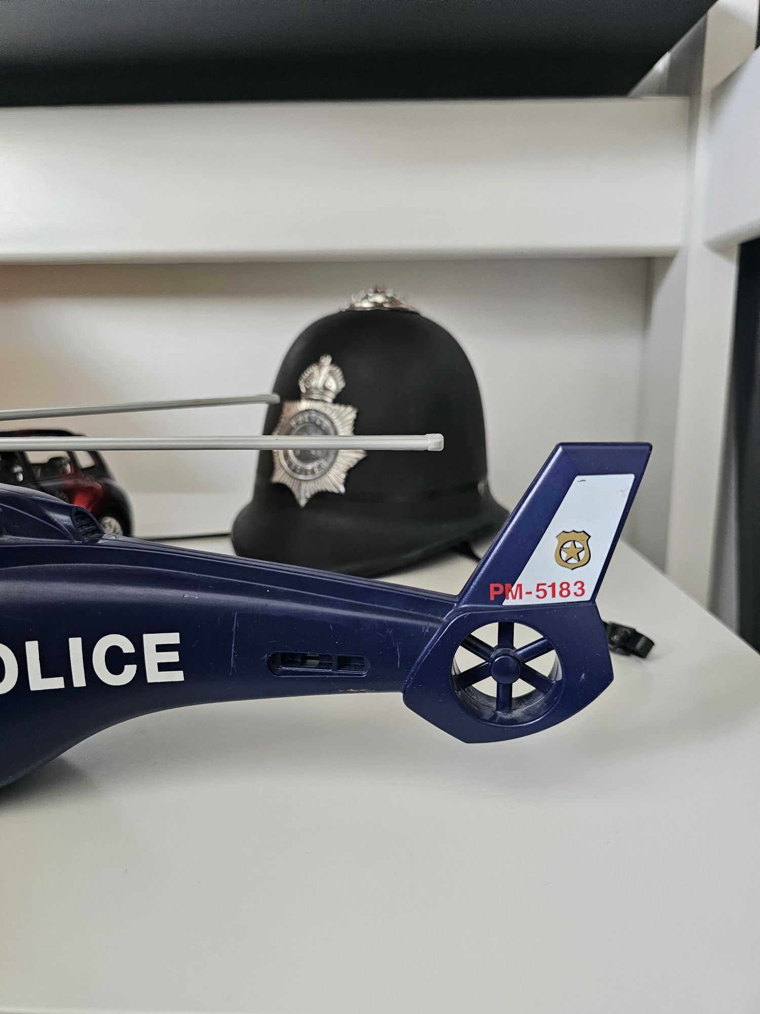 Zestaw małego policjanta: angielski hełm + helikopter policyjny Playmo