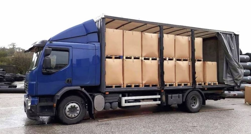 Serviço de transportes, camião palco para festas e mudanças.