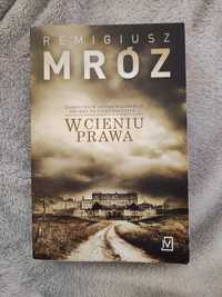 W cieniu prawa - Remigiusz Mróz