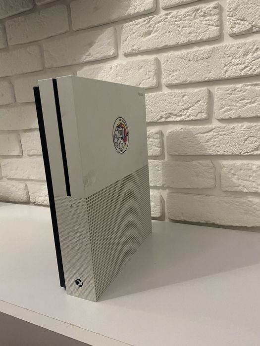 Продам xbox one s в не плохом за свое время работы состоянии