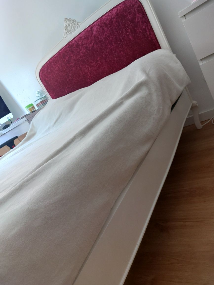 Cama de solteiro  forrada a veludo