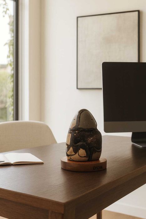 Drusa Septário polido em base de madeira.