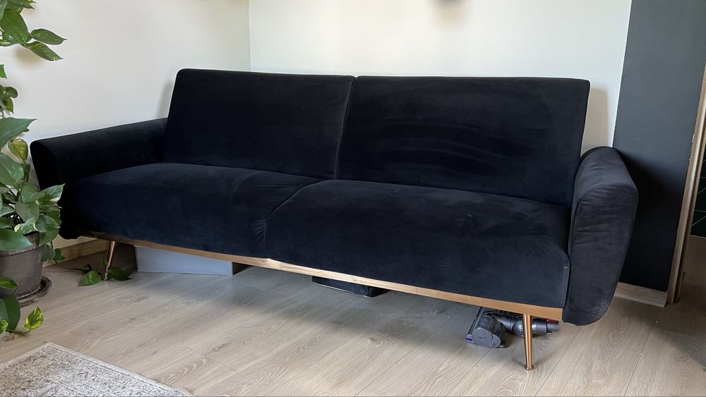 Welurowa sofa z funkcją spania