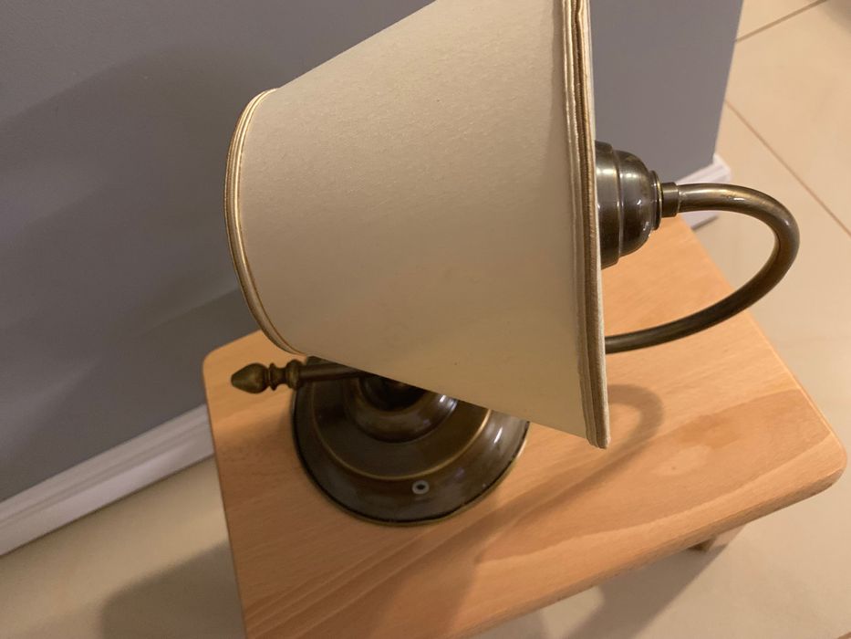 Kinkiet boczny w kolorze brudne złoto