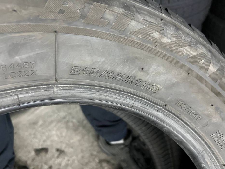 Автошини зимові BRIDGESTONE 215/65/16С (2шт)Колеса,Гума,Скати, Шини)