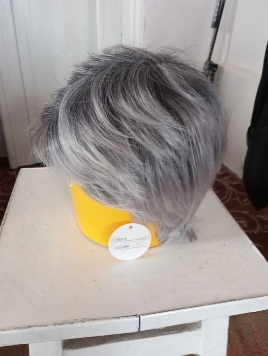 Парики двох видів