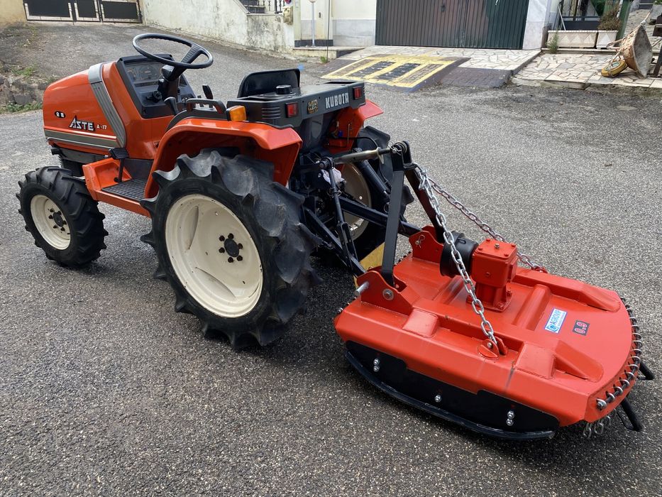 Trator Kubota 4x4 com frese