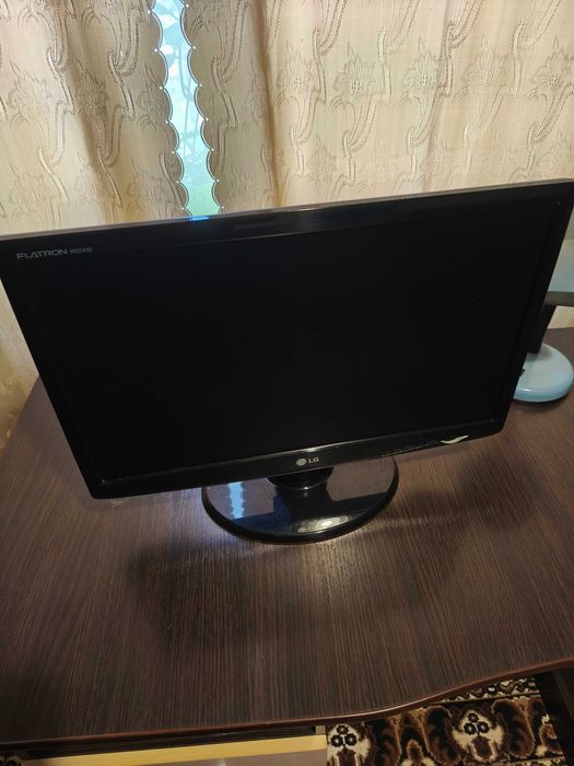 Екран комп'ютера LG FLATRON