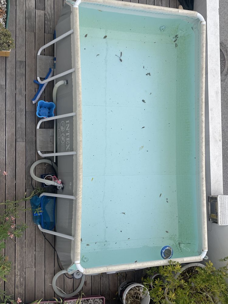 Piscina grande com bomba