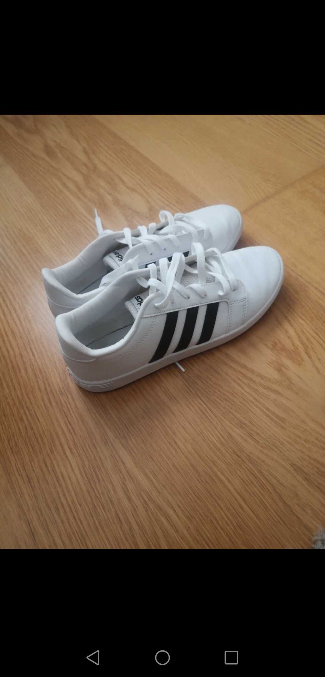 Tenis adidas tamanho 40.