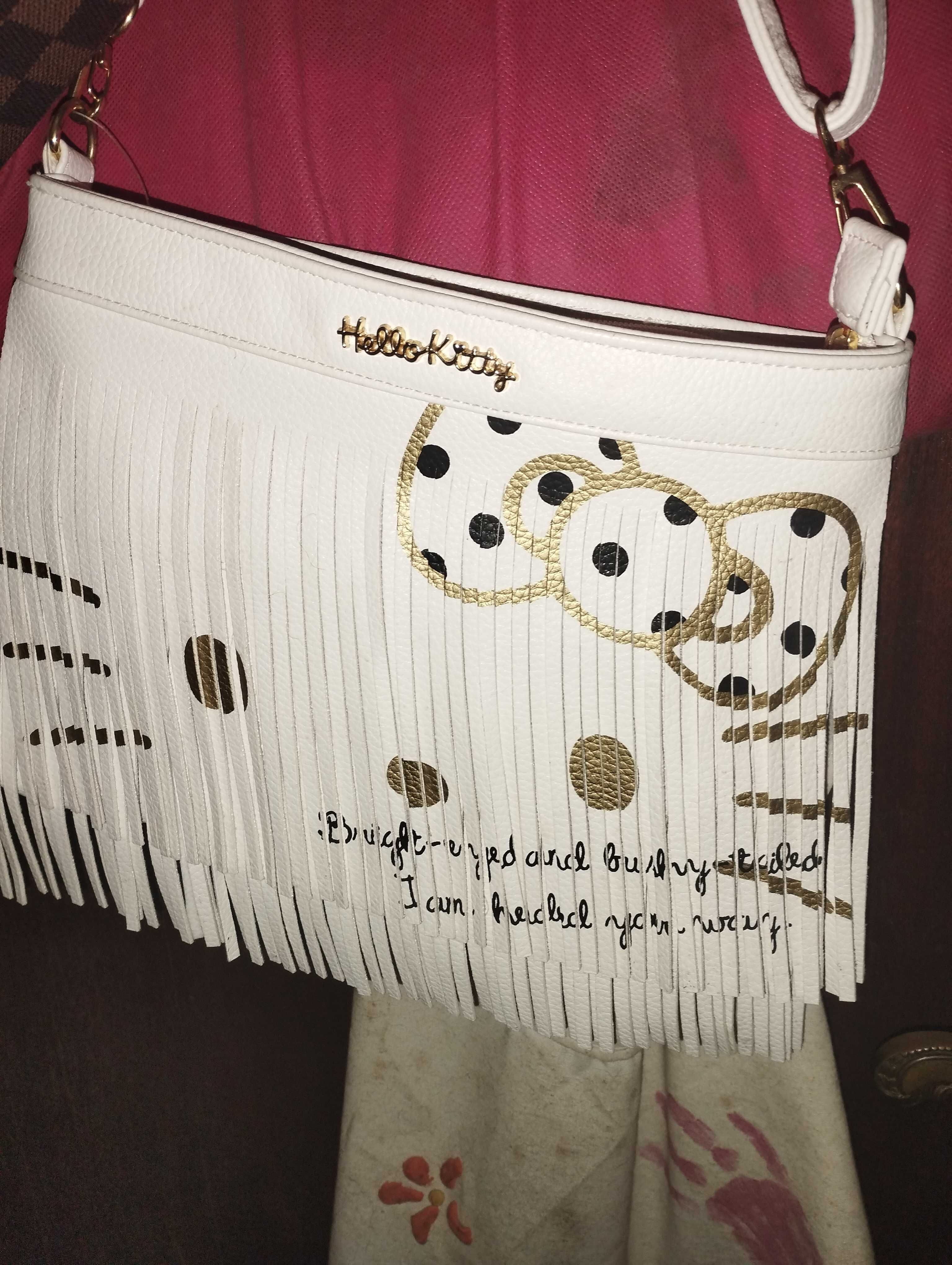 Nova, nunca usada. Branca com franjas que fazem a cara da Hello Kitty