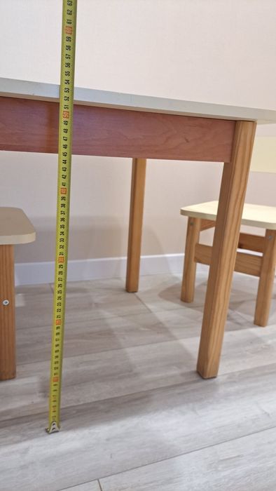Дитячий стіл та два стільці