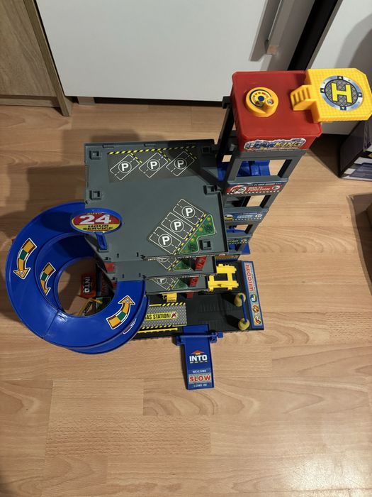 Garaż pietrowy z winda, zjezdzalnie zabawka