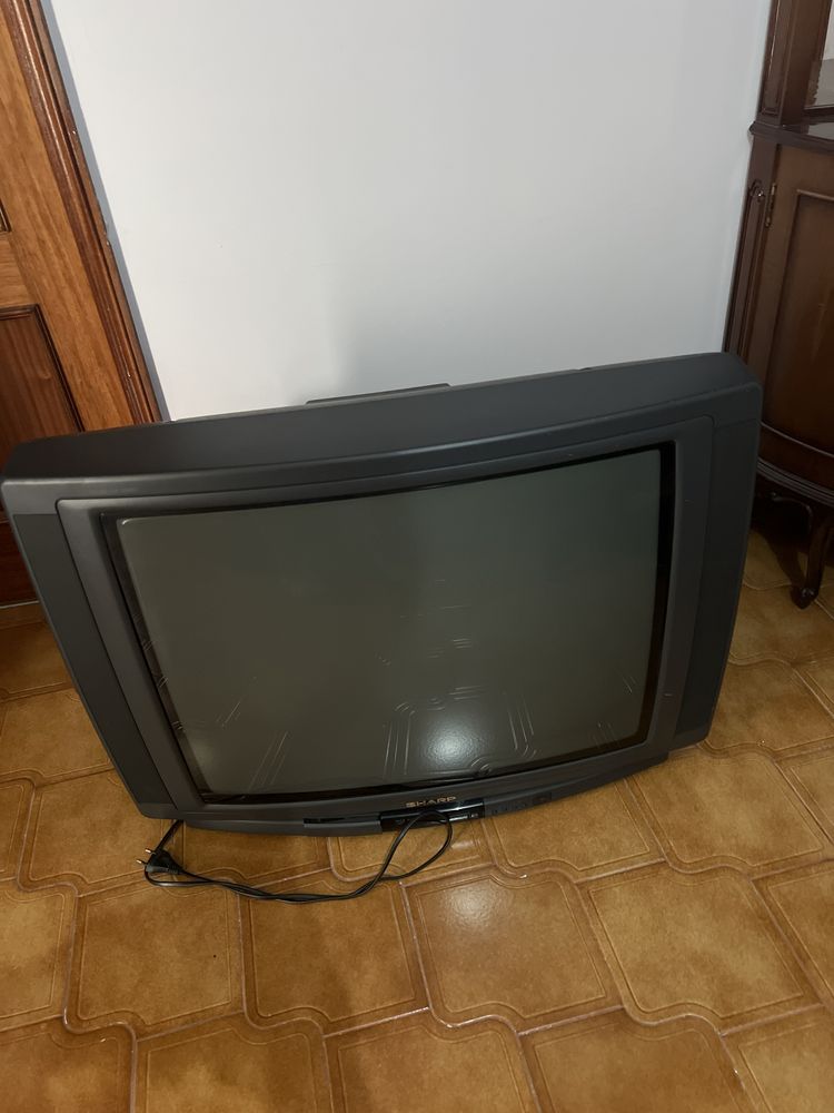 Móvel usado como novo e tv