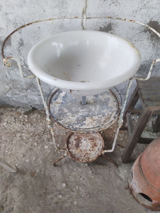 Pia antiga para decoração.