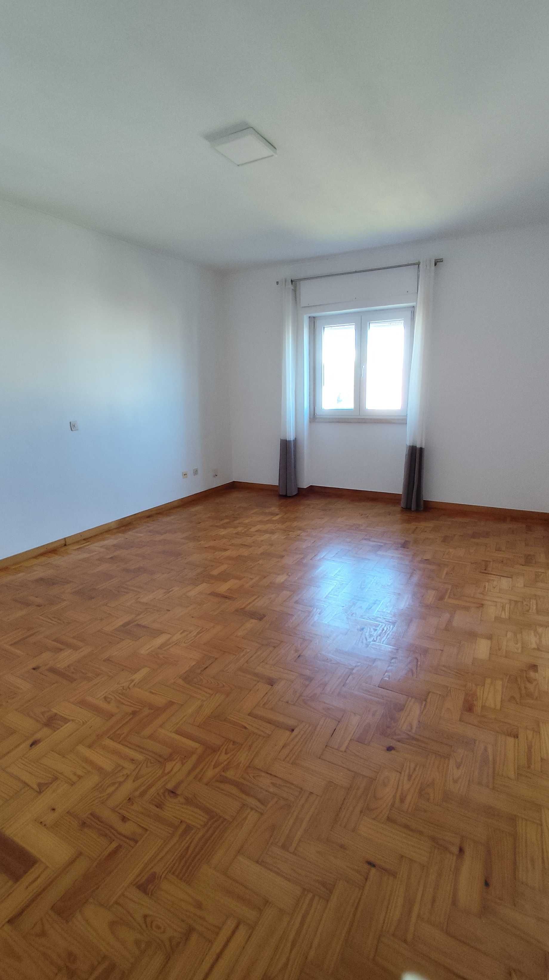 Apartamento em rua Maria Telles Mendes, 8, Paço de Arcos - Oeiras