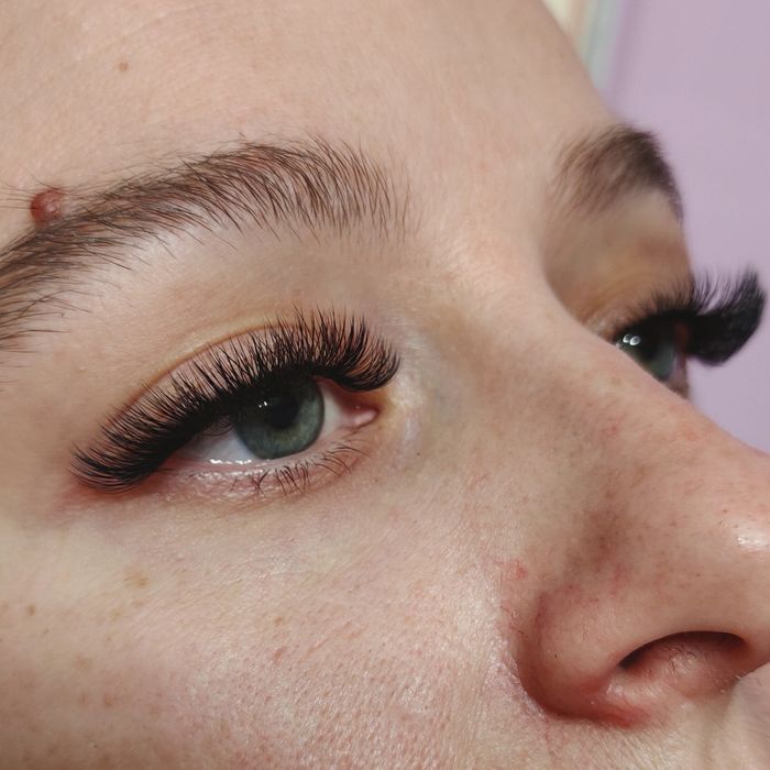 Нарощування вій та корекція брів