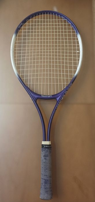 Raquete de ténis Slazenger com capa.