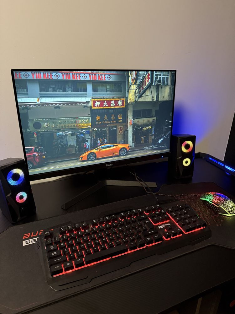 Komputer gamingowymi  z monitorem wraz z calym stanowiskiem