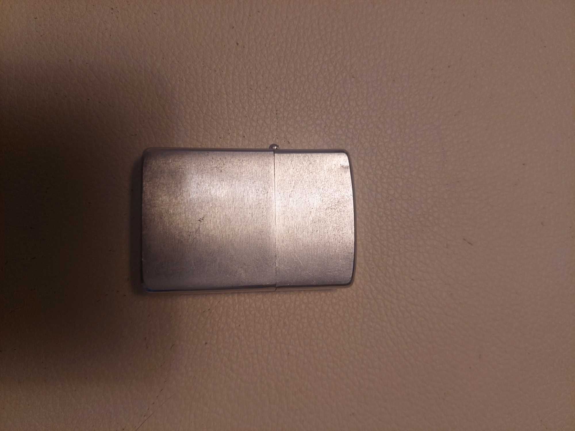 Vendos 4 isqueiros Zippo e um Colibri