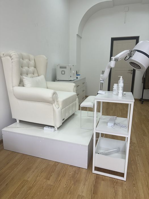 Робочі місця для майстра манікюра/бровиста