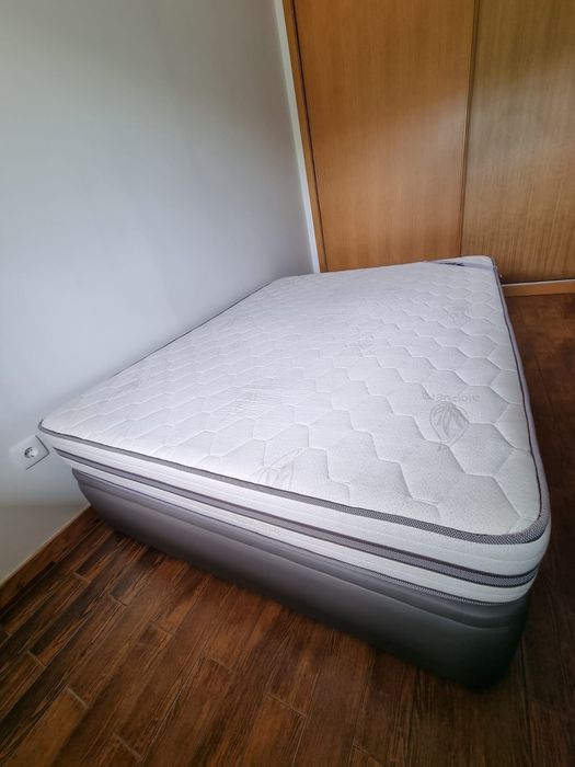 Sommier com arrumação + Colchão em muito bom estado