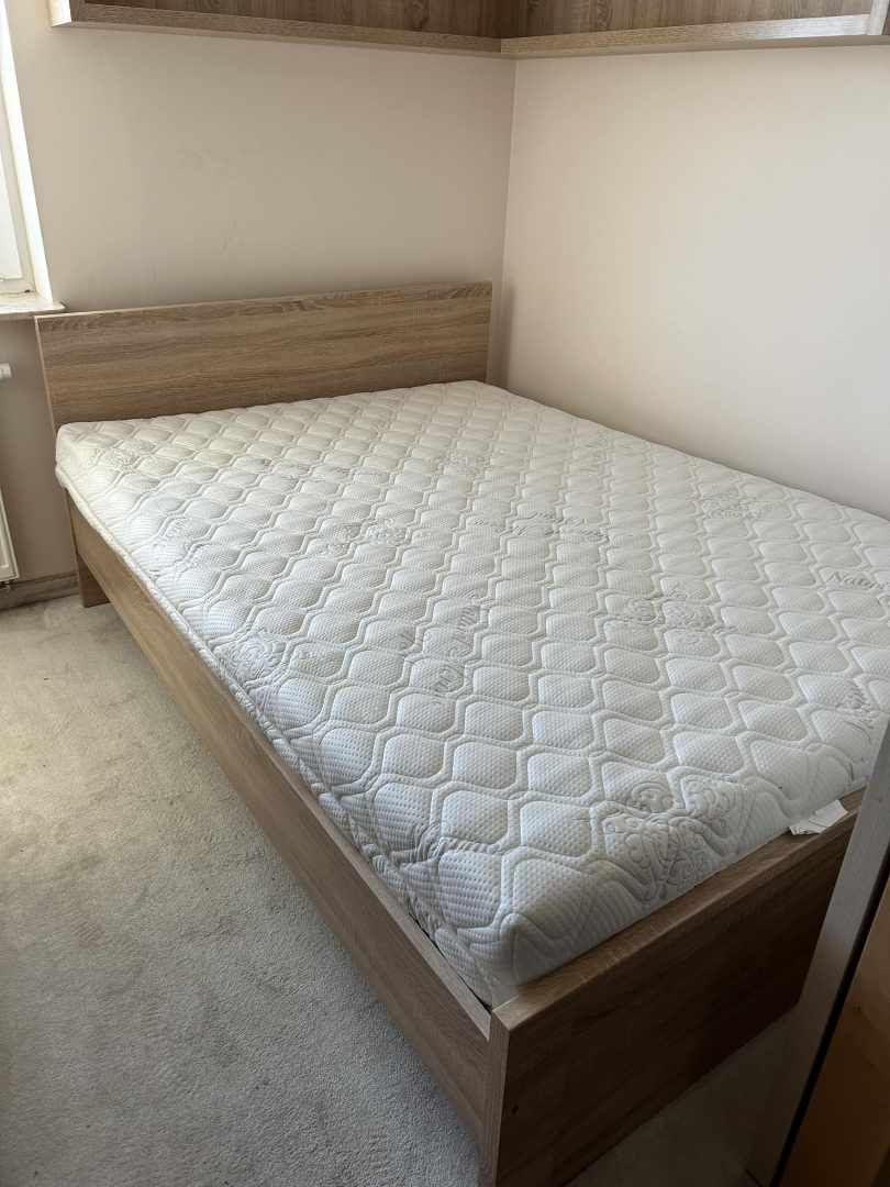 Łóżko z materacem 140cm/ 200 cm