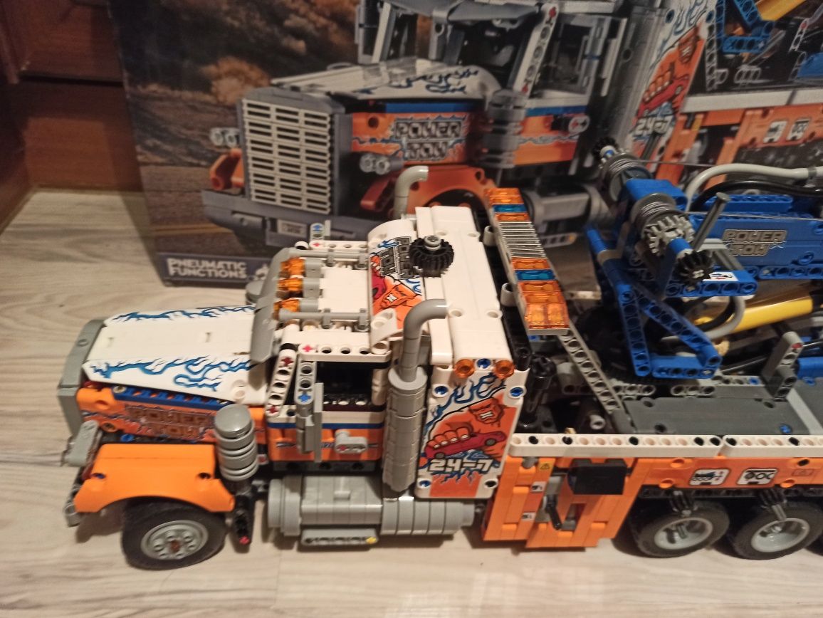 Авто-конструктор LEGO Technic Грузовой эвакуатор (42128)