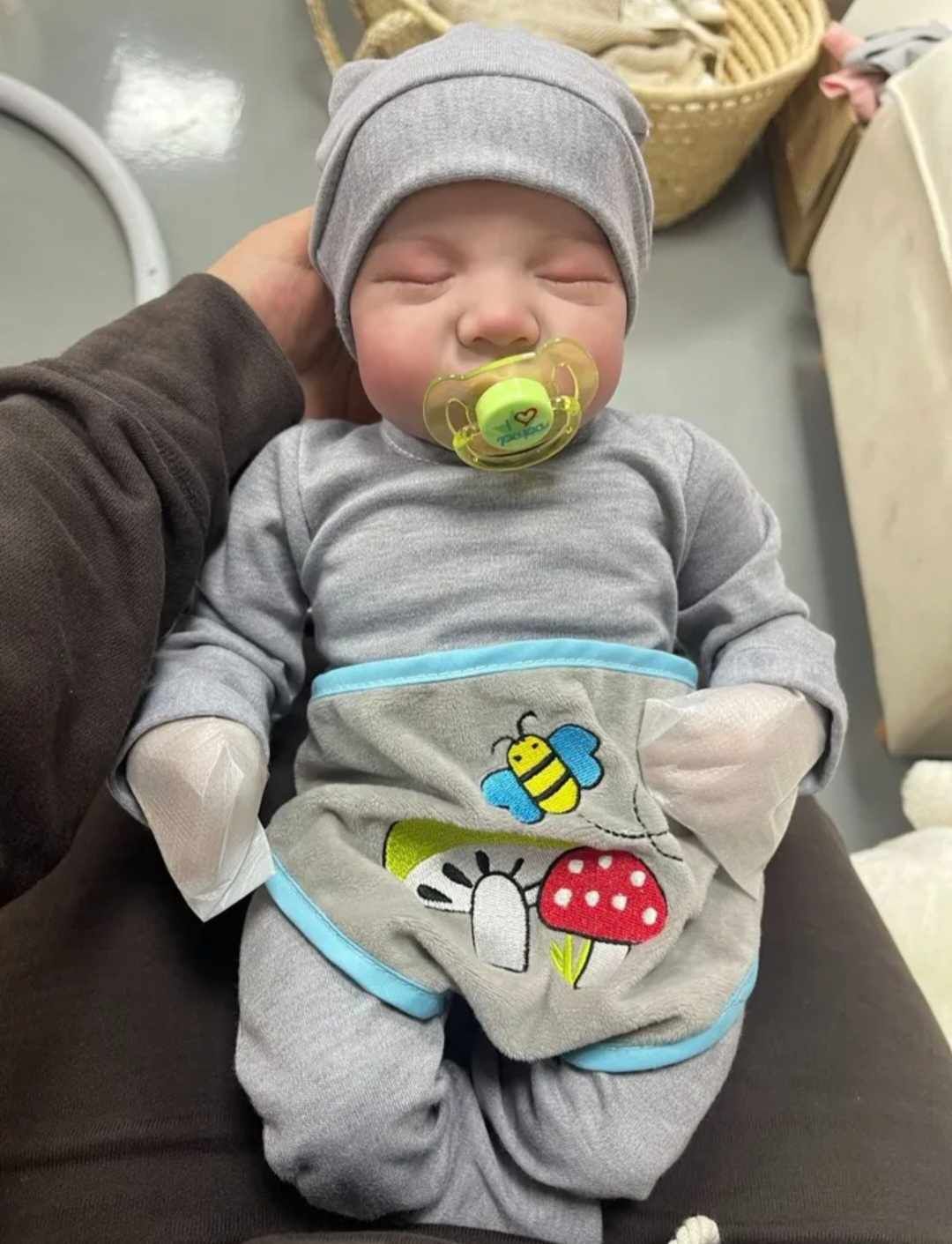 Realistyczna lalka Reborn śpiący chłopiec Nowa z akcesoriami prezent