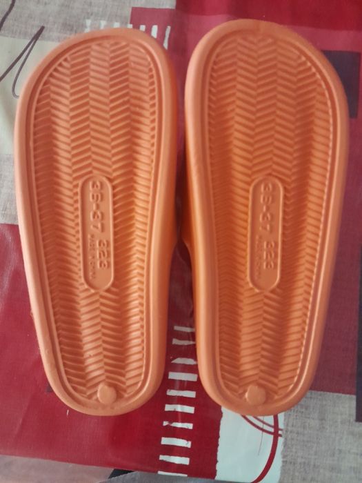 Chinelos leves novos