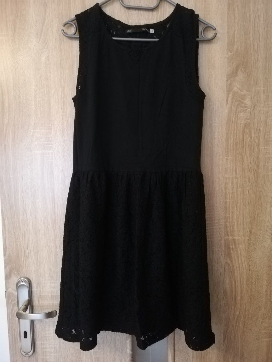 Czarna sukienka z koronkowym dołem