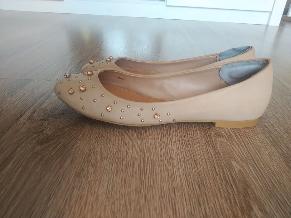 Beżowe balerinki Stradivarius