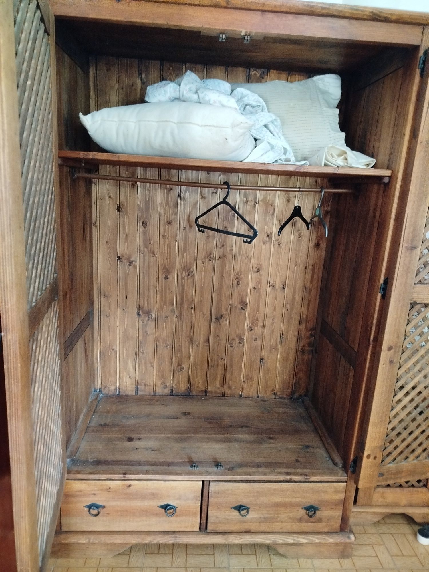 Conjunto completo de quarto rústico, com cama de casal 300€