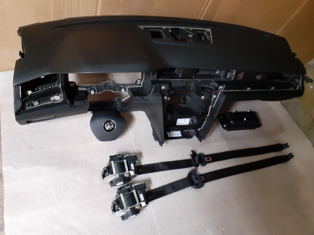 VW Passat B8 deska rozdzielcza konsola kokpit airbag pasy