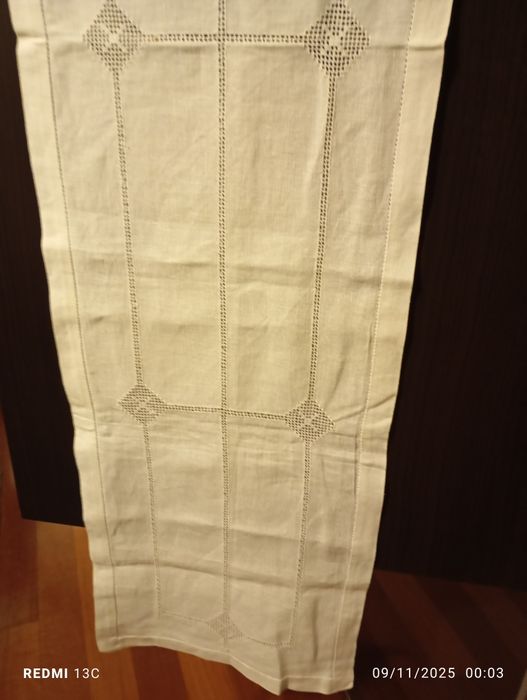 Caminho de mesa bordado