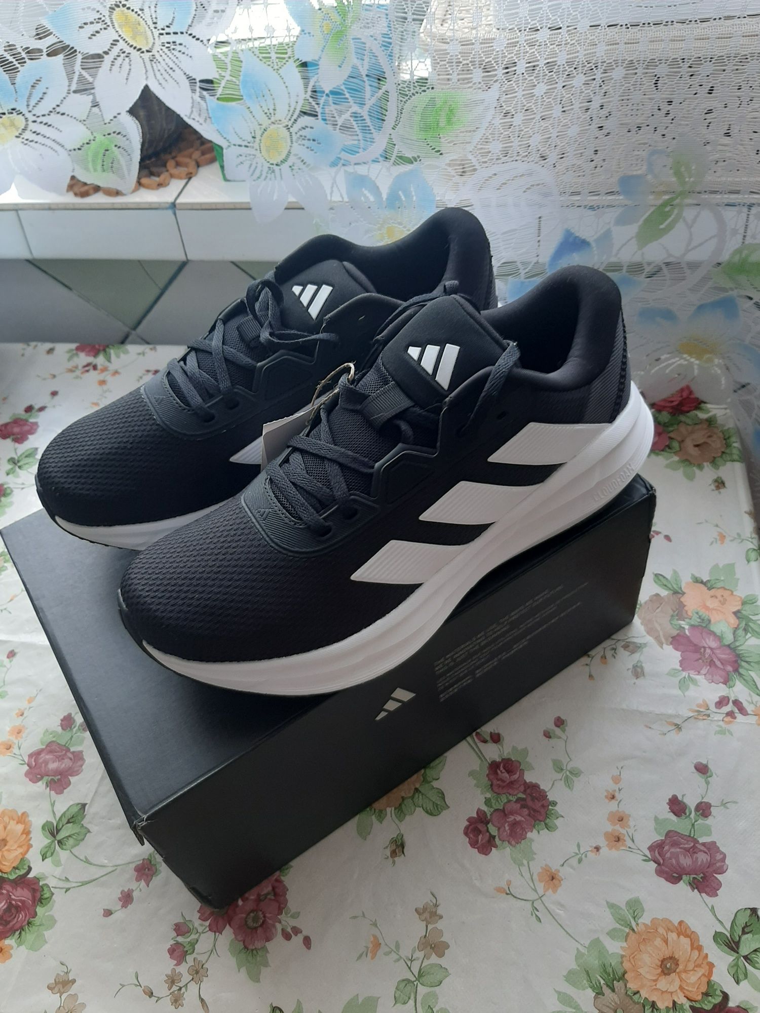 Кроссовки Аdidas белые и чёрные