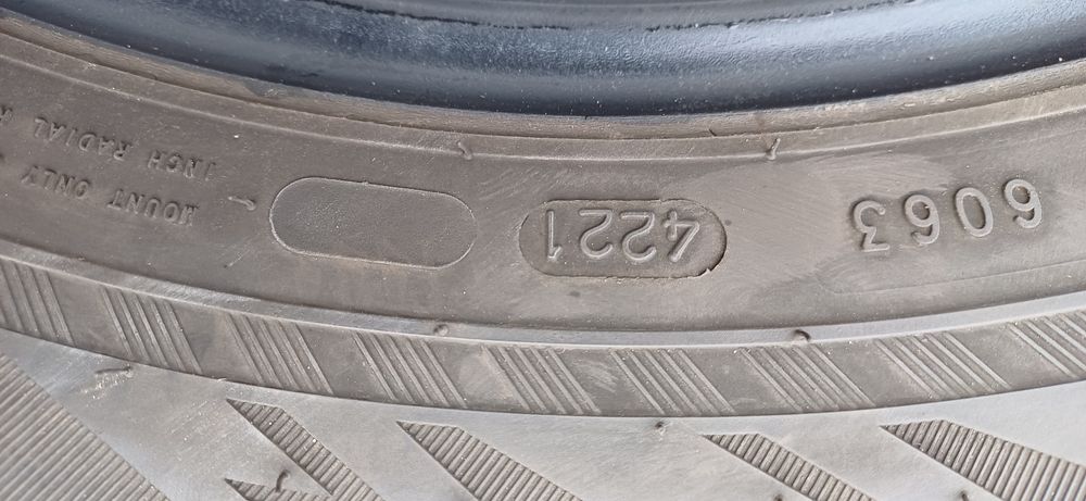 225/60R17 103H NOKIAN , dwie używane opony zimowe.
