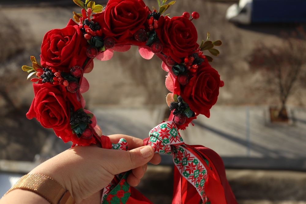 Пишний квітковий трояндовий віночок із стрічками орнамент