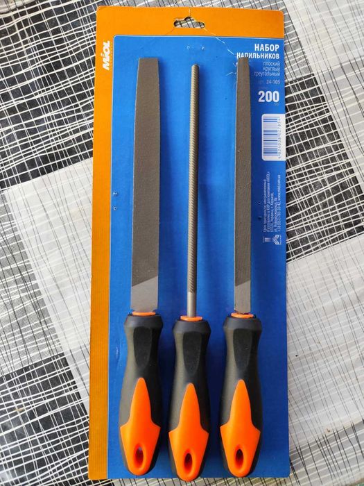 Продам :
набір фрез для дерева,
набір напильників.