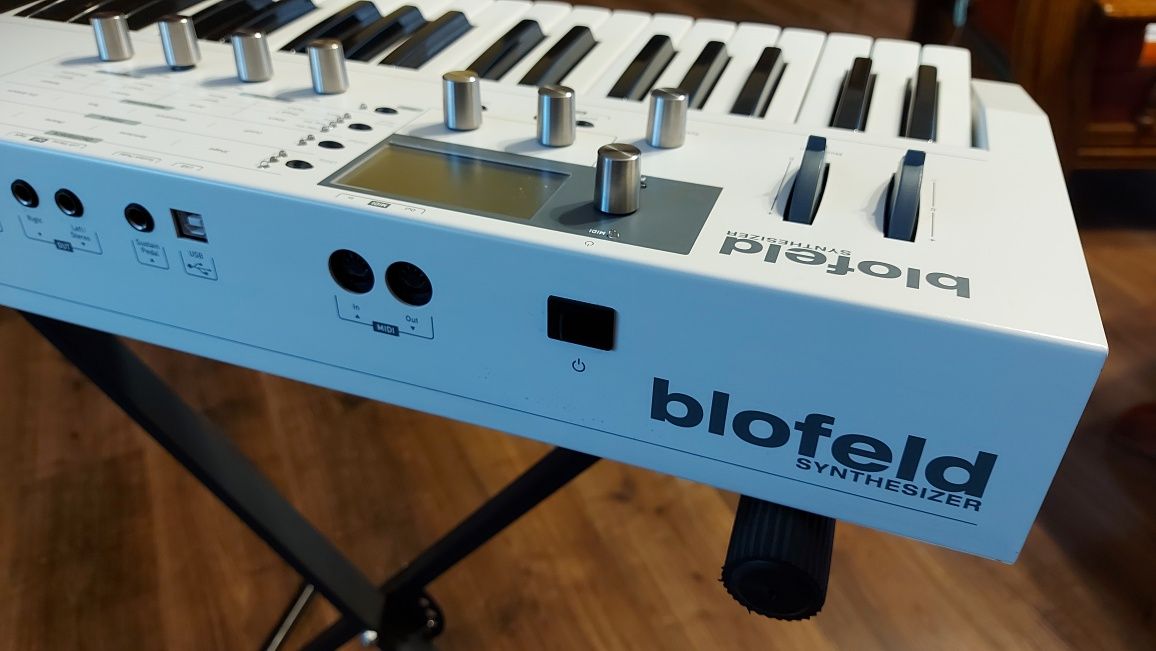 Syntezator WALDORF BLOFELD white keyboard