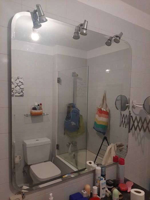 Louça de casa de banho e espelhos usados