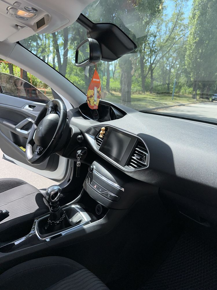 Продам PEUGEOT 308 2015