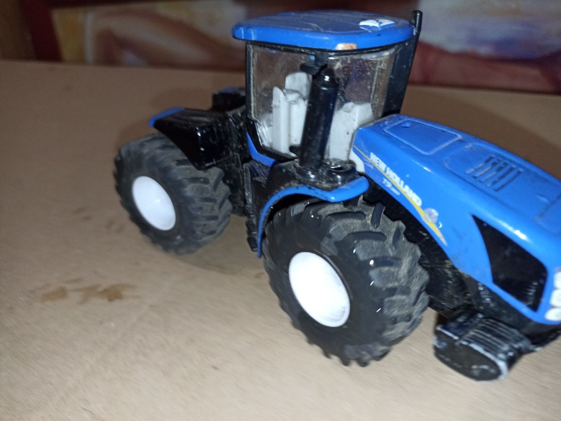 Model Traktor ciągnik rolniczy New Holland T9.560 siku