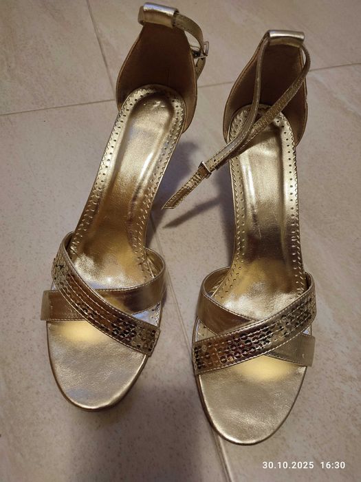 Złote szpilki sprzedam